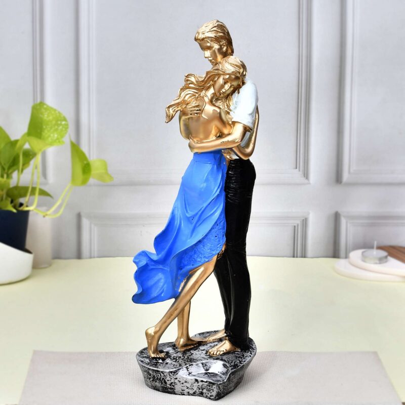 COUPLE STATUE