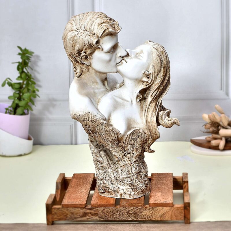 COUPLE STATUE